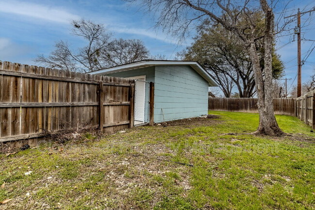 Building Photo - 1002 Sumner Dr