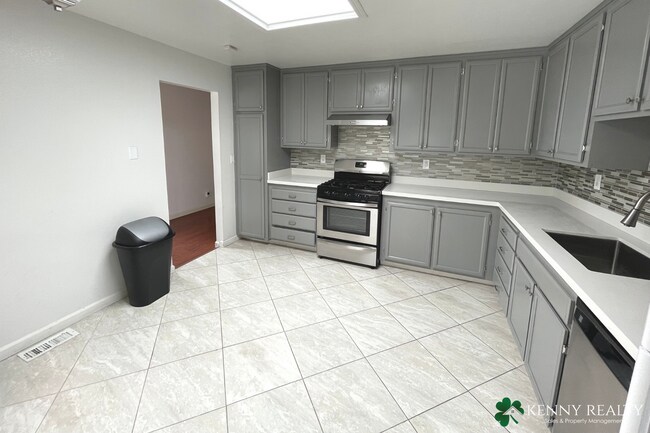Building Photo - Spacious Six Bedroom, Three Bathroom Home ...