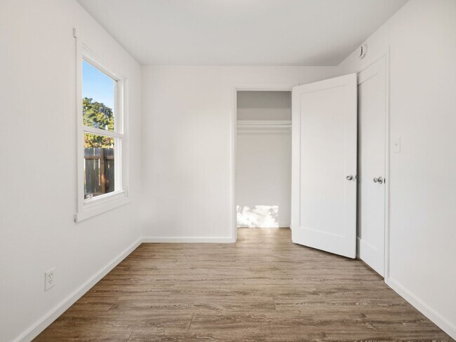 Building Photo - 6011 N Braeburn Dr