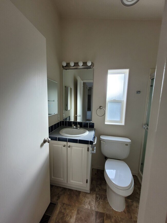 Building Photo - Pet Friendly 3 Bed : 2 Bath Home w/2 Car Garage & Access Ramp (Tangent)