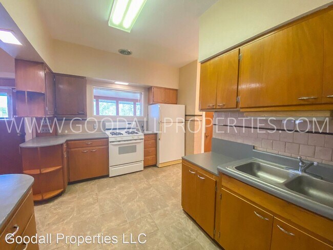 Building Photo - 2 br, 1.5 bath House - 202 S 11th St