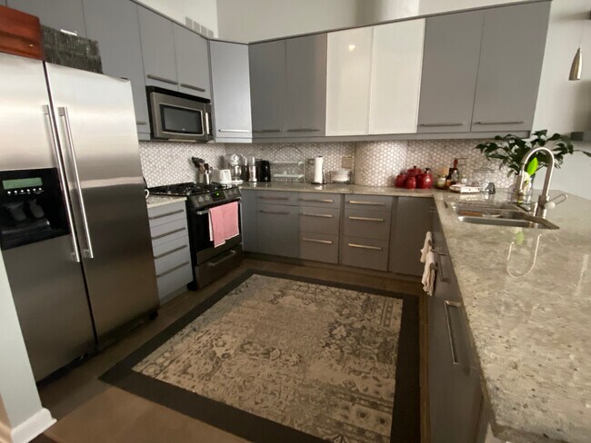 Building Photo - 2750 N Wayne Ave