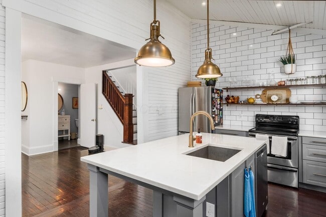 Building Photo - 745 Mohawk St