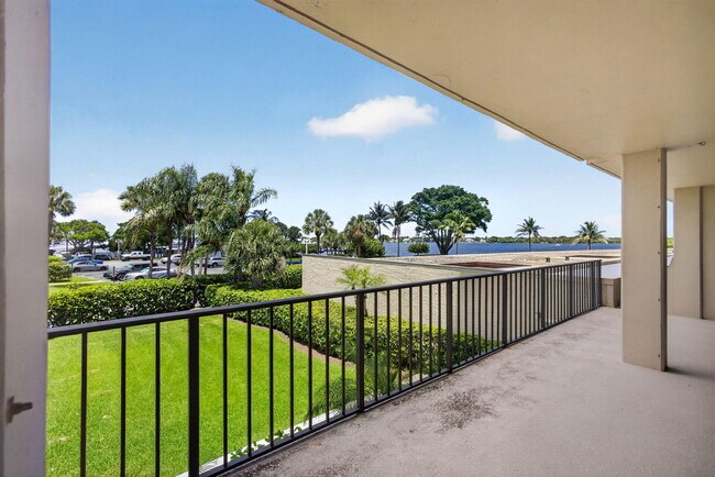 Building Photo - 136 Lakeshore Dr