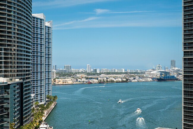 Building Photo - Fully furnished 2-bedroom residence in the heart of Brickell.