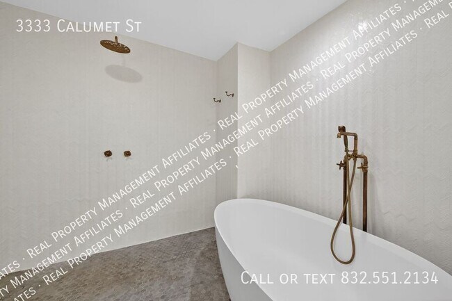 Building Photo - 3333 Calumet St