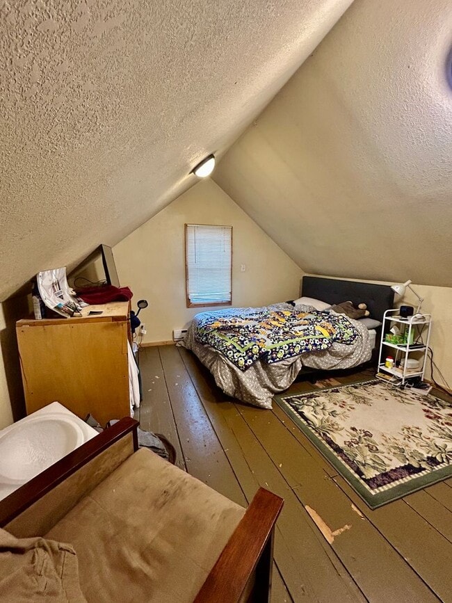 Building Photo - AVAILABLE JUNE 1ST -  Huge 6 Bed 2.5 Bath Home Close to campus!