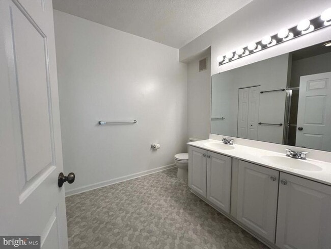 Building Photo - Beautiful 2 bedroom 2 baths condo in the gated community of Chestnut Point.