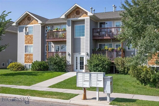 Building Photo - Cozy 2 Bed, 1 Bath Apartment with Fireplac...