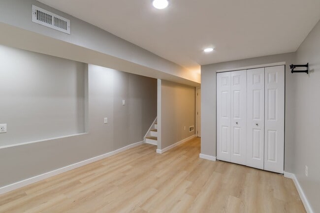 Building Photo - Three Bedroom Graduate Hospital Townhome