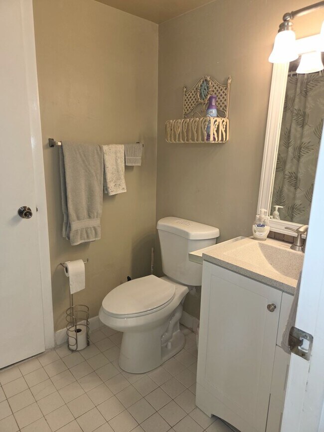 Building Photo - Fully furnished Lake View Condo in Gated Community