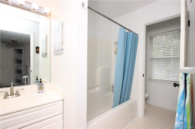 Building Photo - 70 Tulip Tree Ct