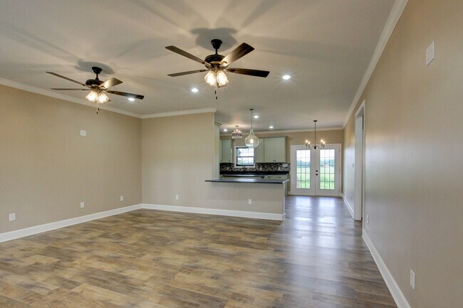 Building Photo - 135 Riverbend Dr