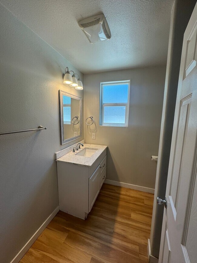 Building Photo - 3 BED 2 BATH IN REDDING