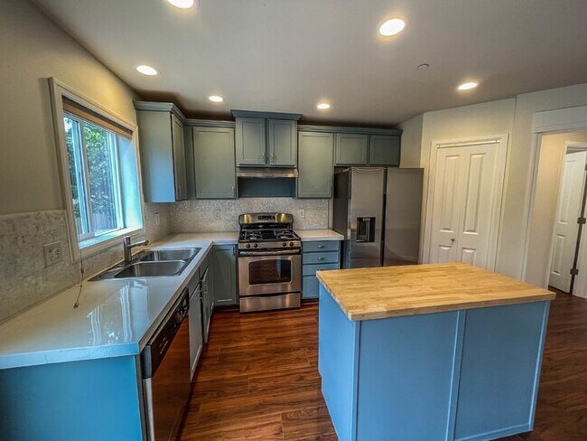 Building Photo - 3 Bed 2.5 Bath 2 Car Garage 1493sf Low maintenance yards. Prime Location.