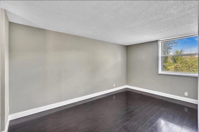 Building Photo - 2701 Riverside Dr