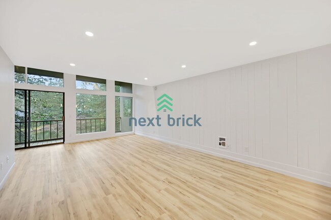 Building Photo - 2 BED & 1.5 BATH Lakeview Townhome FOR RENT