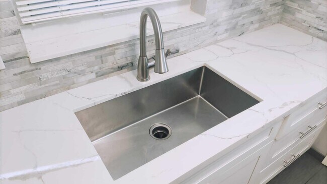 Building Photo - 1958 Monroe St