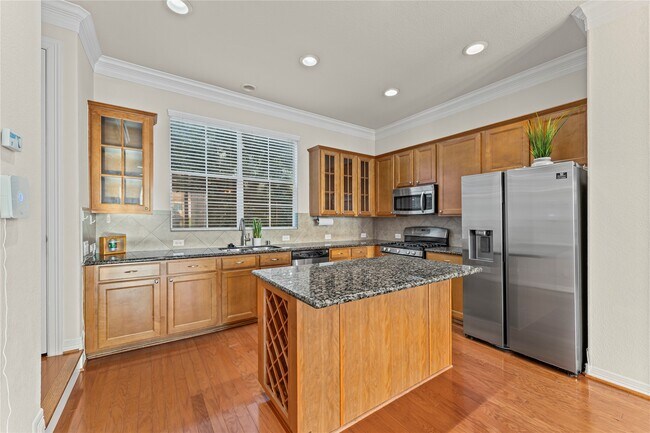 Building Photo - 3202 Clearview Cir
