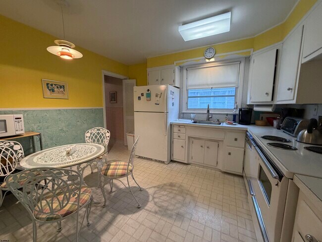 Building Photo - 33 N Gladstone Ave