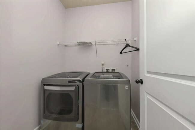 Building Photo - 6059 Cove Park Dr