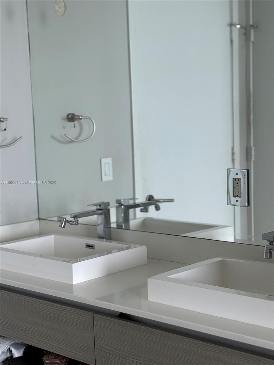 Building Photo - 460 NE 28th St