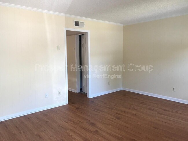 Building Photo - 122 Drake St