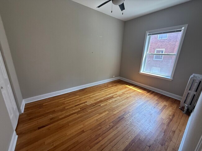 Building Photo - 836 E 53rd St