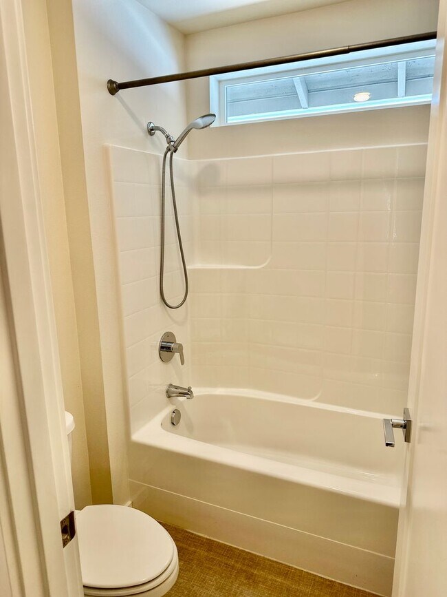 Building Photo - Luxury 4bed/2.5 bath home on Cul-de-sac! E...