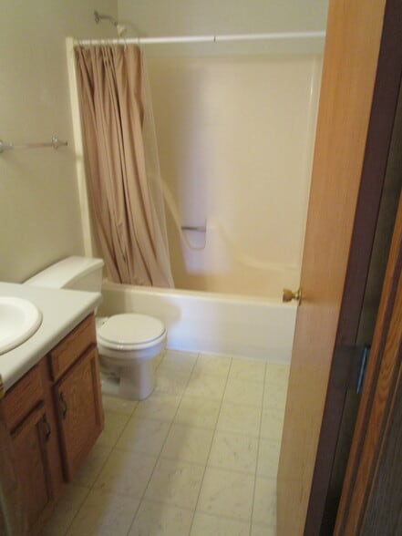 Upstairs full bathroom - 2117 14th St