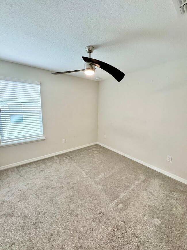 Building Photo - FOR RENT - Beautiful end unit townhouse in Clermont - Waterbrooke