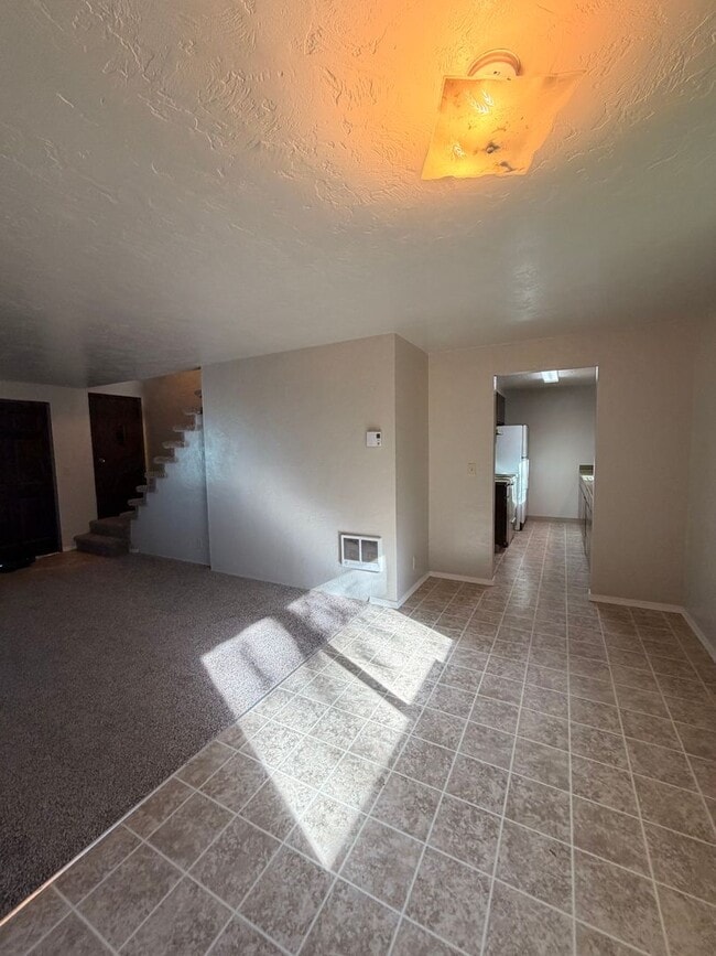 Building Photo - 2-Bedroom Townhouse style apartment