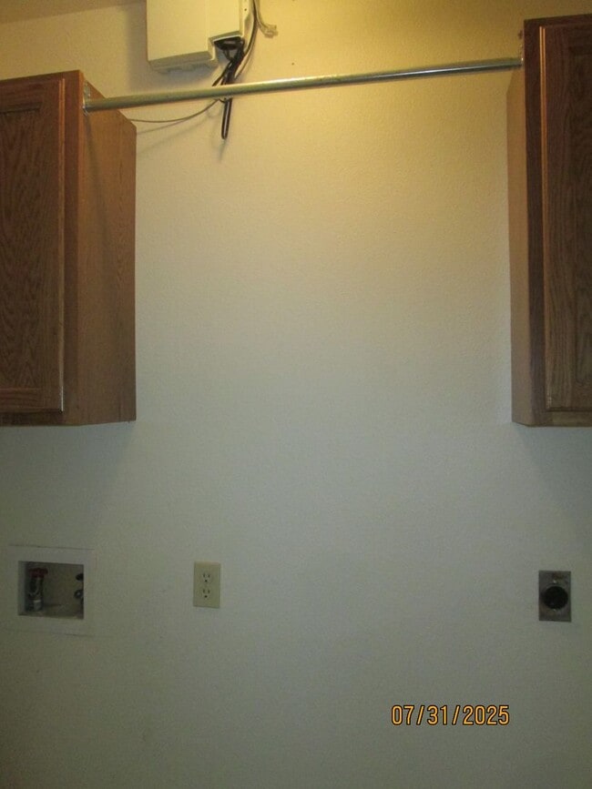 Building Photo - TOWNHOUSE - 2 bedrooms, 2 bathrooms