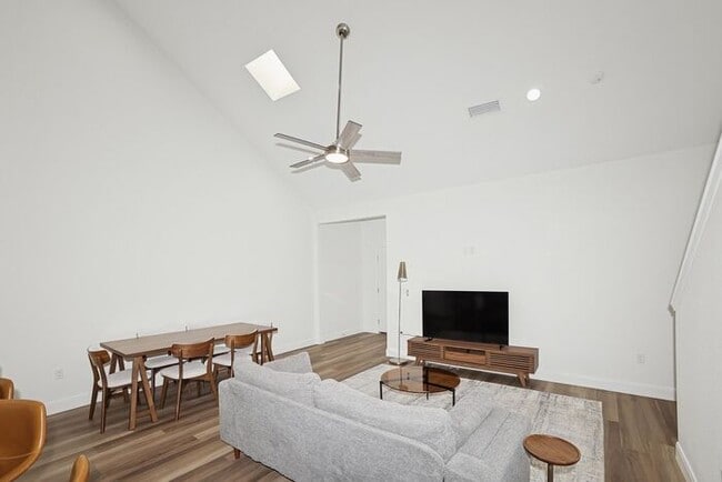 Building Photo - Furnished