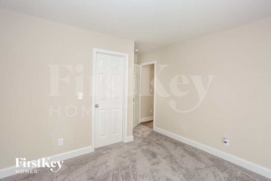 Building Photo - 621 E Mills Dr