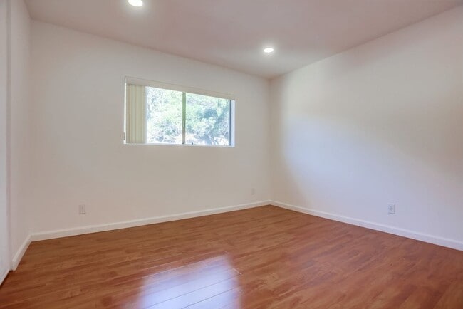 Building Photo - Cute Oceanside condo with garage parking!