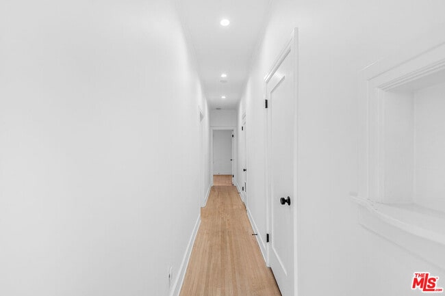 Building Photo - 854 Hyperion Ave