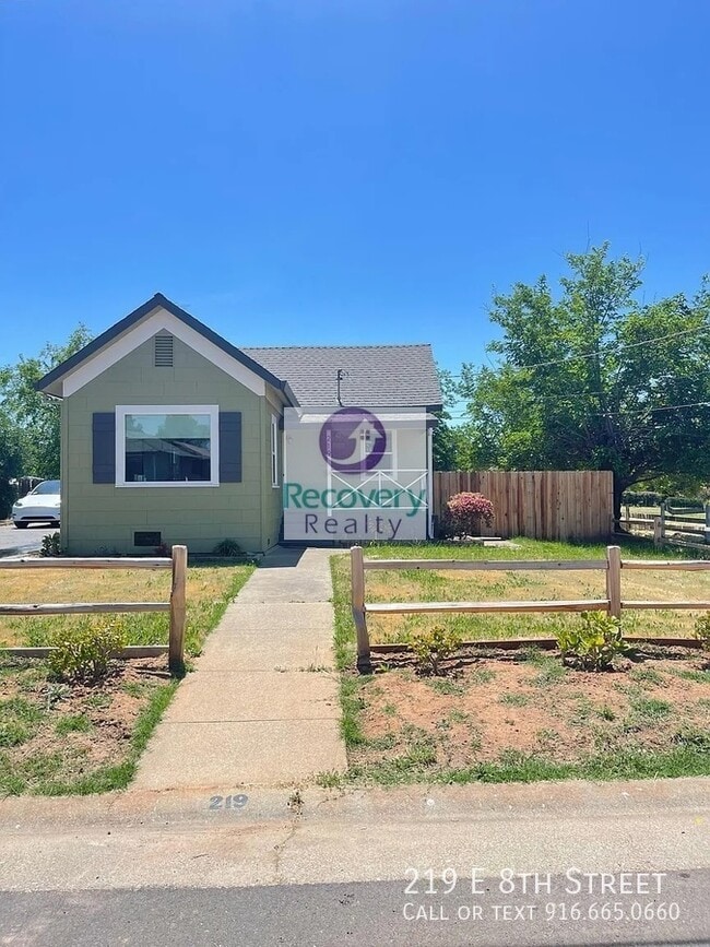 Building Photo - 219 E 8th St