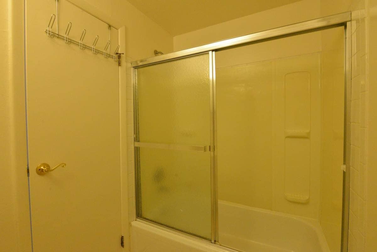 Main Bath - 426 Winthrop Dr