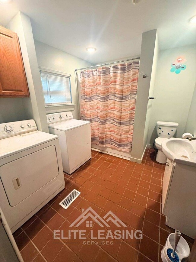 Building Photo - 4 Bedroom | 2 Bathroom Home – Spacious and Inviting!
