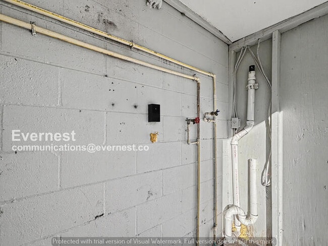 Building Photo - 4 Bed, 2 Bath Home with Off-Street Parking / Pet-Friendly / Available Now!