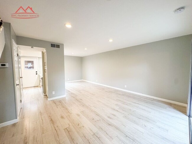 Building Photo - 236 Red Oak Dr E