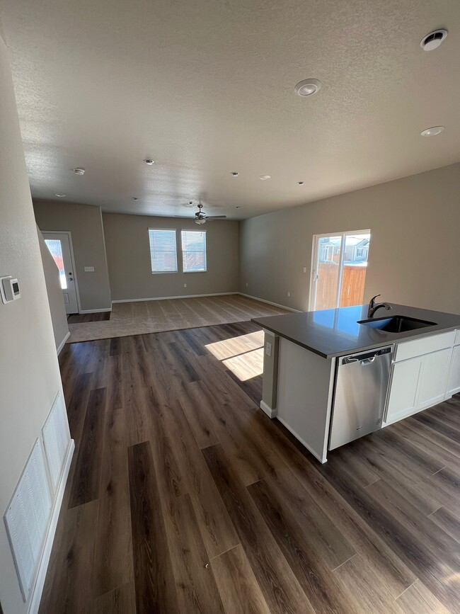 Kitchen with island - 3029 Oxley St