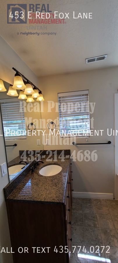 Building Photo - 453 E Red Fox Ln