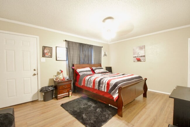 Building Photo - Centrally Located 1 Bedroom Unit