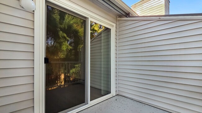 Building Photo - Top-Floor Corner End-Unit with Great Light