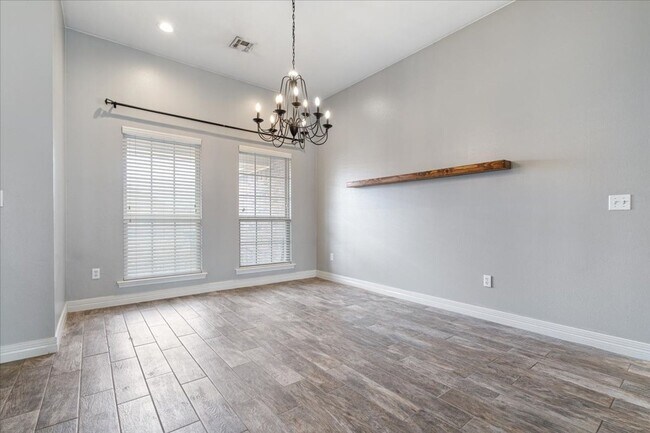 Building Photo - Discover this spacious 4-bedroom, 2-bath home