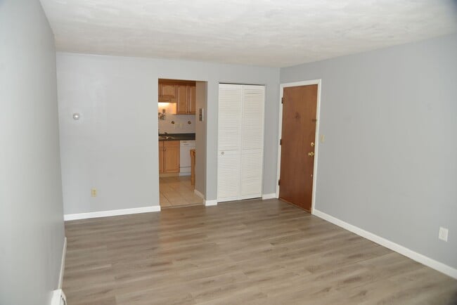 Spacious and sunny living room - 924 Main St