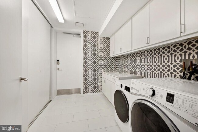 Building Photo - 1055 Wisconsin Ave NW