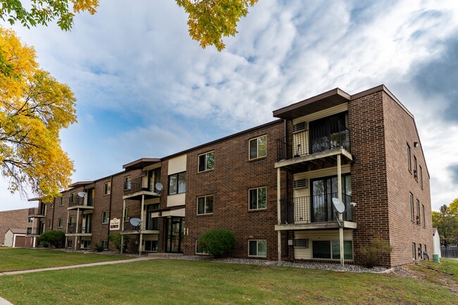 Fargo, ND Long Island Apartments | Exterior - Long Island